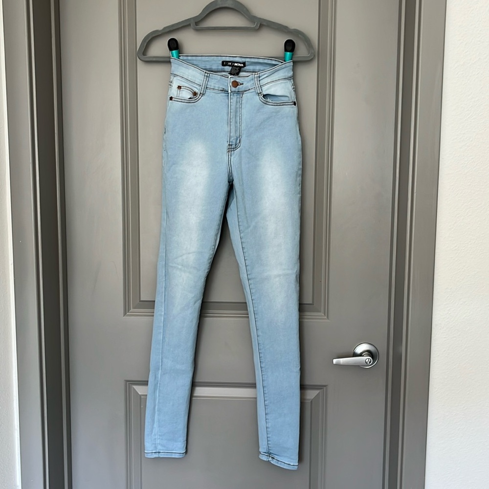 Fashion Nova Lightwash Jeans